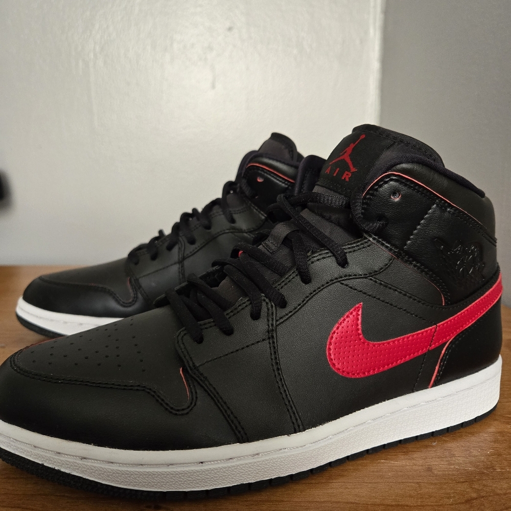 Nike air jordan 1 black, team red mens size 9.5